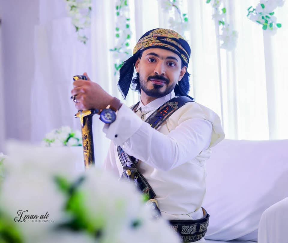 عريس بعمامة مطرّزة أنيقة