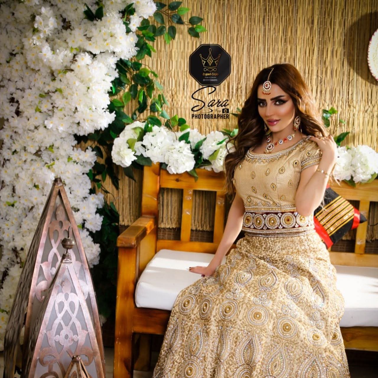 فستان ذهبي مطرّز يدوياً